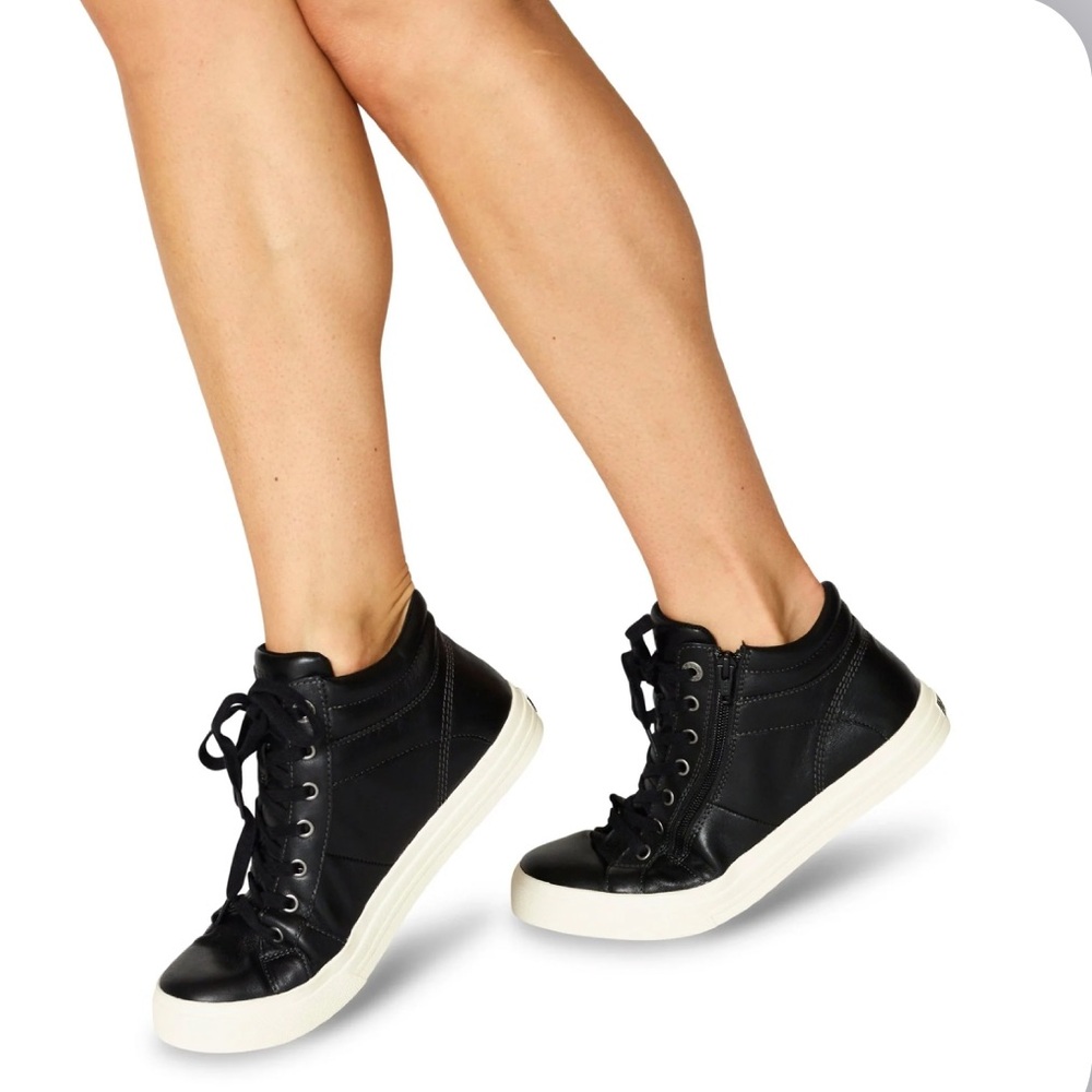 täōs Winner High Top Sneaker